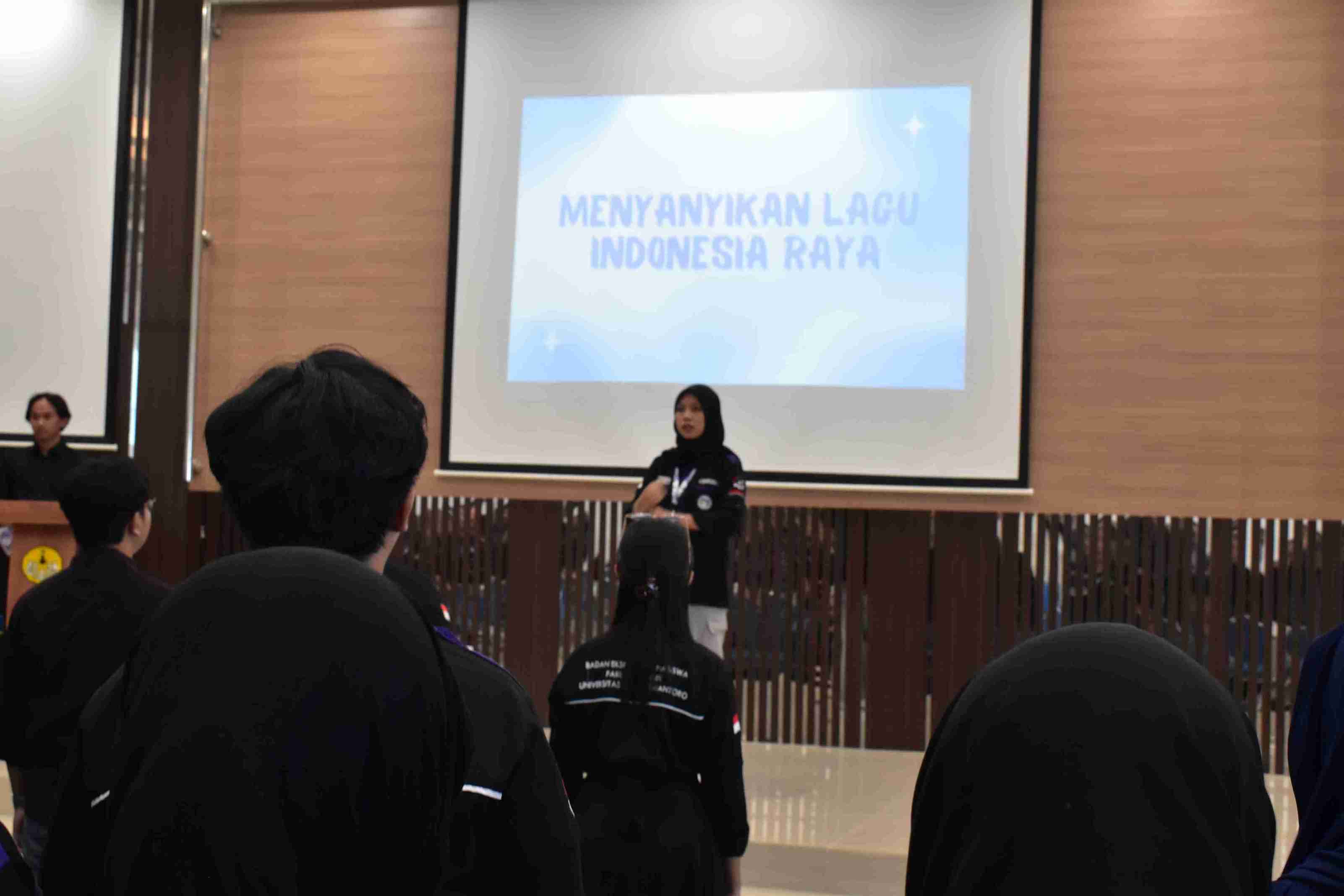Menyanyikan Indonesia Raya